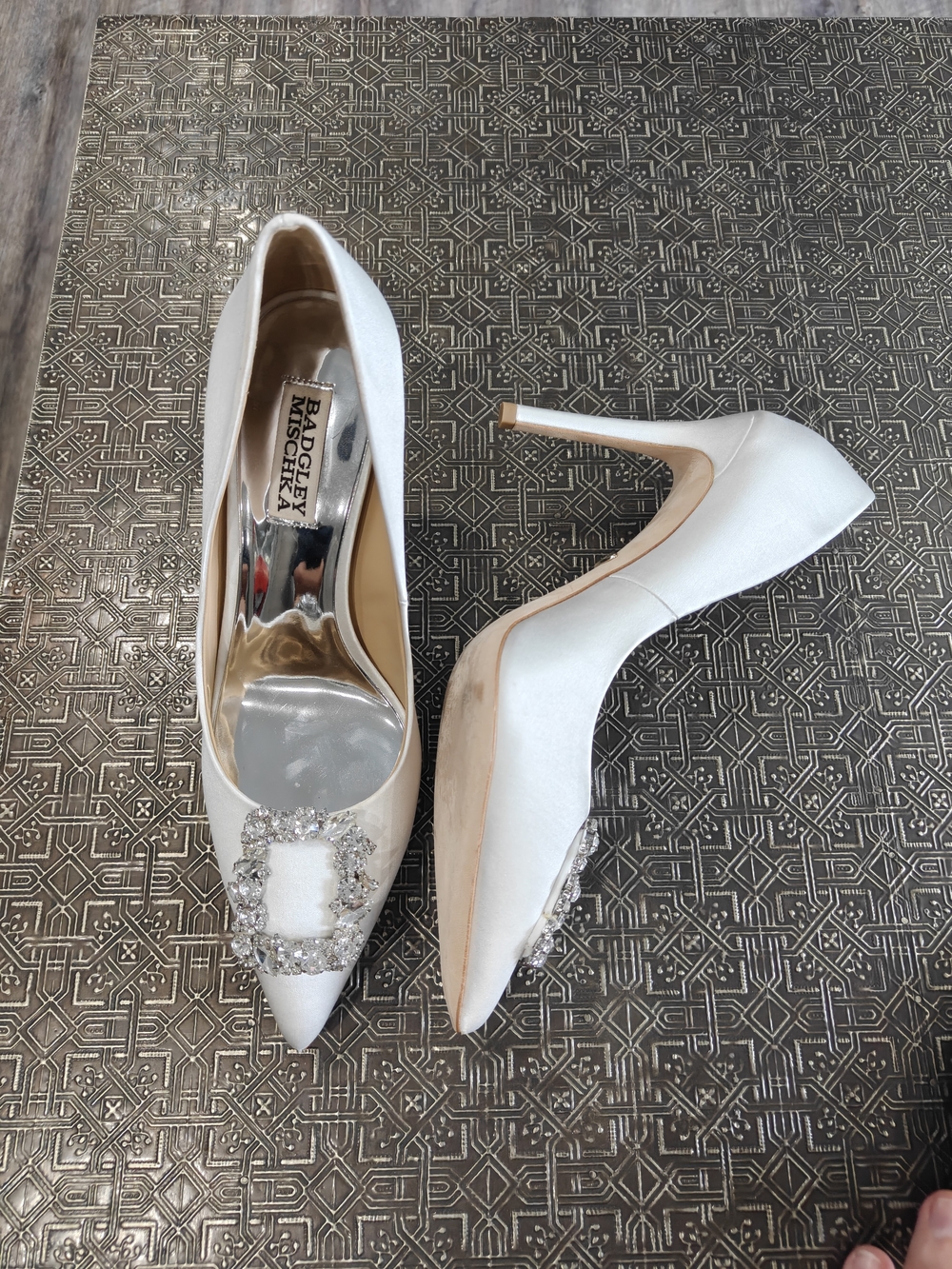 Badgley Mischka Women's Cher Crystal Buckle Pumps in white satin Size 8 EXC! - Picture 1 of 17